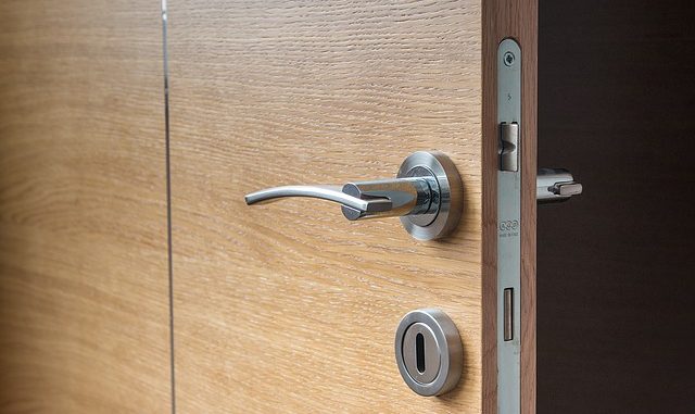 door-1089638_640